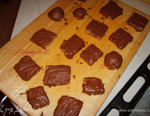 Испеченные печенки немного остудить и помазать их верх шоколадом и вынести на холод до полного застывания шоколада