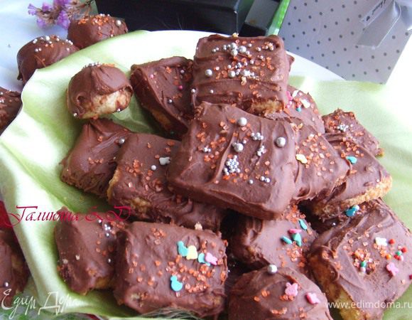 И украсить любой  кондитерской посыпкой. Уложить в коробочки и подарить своим друзьям!!! Счастливого Нового года и приятного аппетита, Друзья мои!