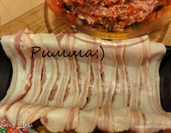 Форму выложить беконом так, чтобы пластины свисали по стенкам.