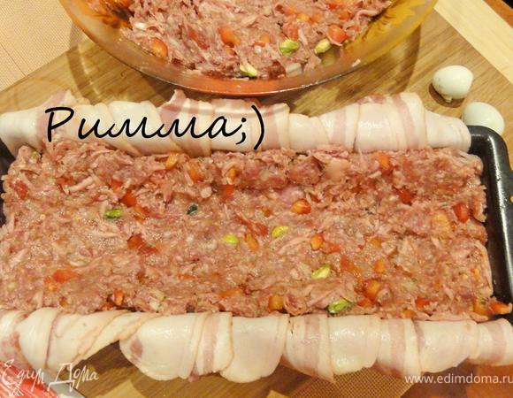 Выложить часть фарша.