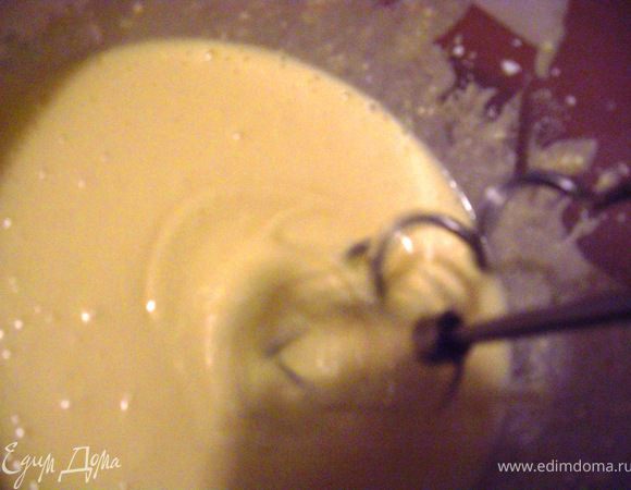 Смешать сыр маскарпоне с сахарным  песком, яйцом, ванильным экстрактом и мукой. Взбить миксером до однородного состояния.