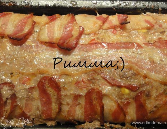 Должна предупредить, что при запекании выделяется много сока, поэтому советую поставить поддон с небольшим количеством воды. Через пол часа накройте форму фольгой и продолжайте запекать паштет минут 40 -45. Если хотите сок можно слить (я это делала два раза), паштет от этого не потеряет свою сочность.