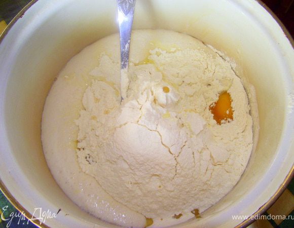 Яйца, 2 ст.л. сахара, соль, взбить. Соединить, когда поднимутся дрожжи. Добавить просеянной муки.