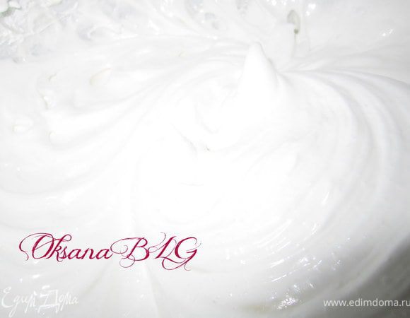 Охлажденные белки взбить со щепоткой соли. Добавить сахар. Взбивать до стойких пиков. Добавить крахмал. Аккуратно перемешать.