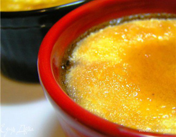 Вскипятите сливки с ванильным сахаром.
Взбейте яйцо, желтки и сахар. Не прекращая взбивать, понемногу добавляйте горячие сливки. Разлейте смесь по формочкам, поставьте их в глубокий противень, налейте в него горячей воды на 2/3 высоты формочки. Поставьте в нагретую до 180 гр. духовку на 30-40 минут.
Остудите. Поставьте в холодильник на 2 часа. Затем обильно посыпьте сахаром и поставьте под хорошо нагретый гриль и держите, пока сахар не расплавится и не покроет десерт коричневой, хрустящей корочкой.
Примечание. Если у вас нет гриля в духовке, вы можете растопить сахар на сковороде и сверху полить десерт.