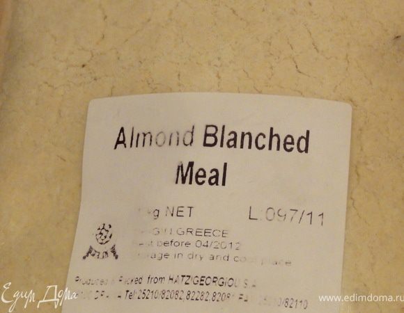 Сейчас можно купить марципан или миндальную муку для него в профессиональном кондитерском магазине.