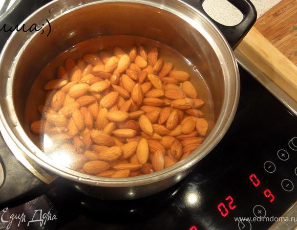 Для начала нужно очистить миндаль. Для этого опустите его в кипяток и варите 1–2 минуты.