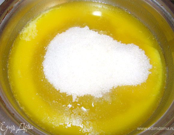 Добавить сахар, перемешиваем, он должен раствориться.