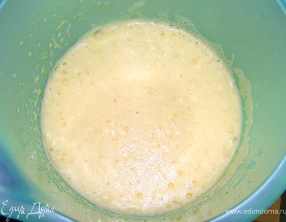 Взбиваем яйца, до увеличения в 2 раза. Гасим соду уксусом. Добавляем в яйца соду и ванилин. Взбиваем.