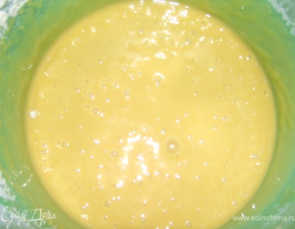 Соединяем яйца, масло с сахаром. Ещё раз хорошенько взбиваем.