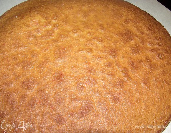 Выпекаем светлый корж при 180 °С, до готовности. Проверить деревянной палочкой.