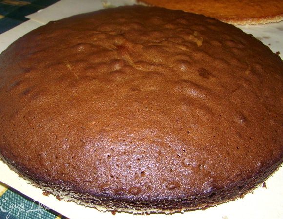 Выпекаем тёмный корж при 180 °С, до готовности. Проверить деревянной палочкой.