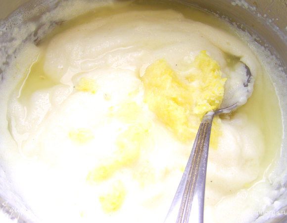 Манную кашу остудить добавить сок и цедру лимона по вкусу.