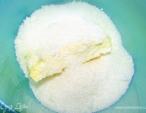 Взбиваем размягчённое сливочное масло с сахаром. Добавляем кашу и ещё раз хорошо взбиваем, лучше блендером, потому что масса твёрдаватая. Убираем в холодильник( я убирала на улицу) на 30 минут.