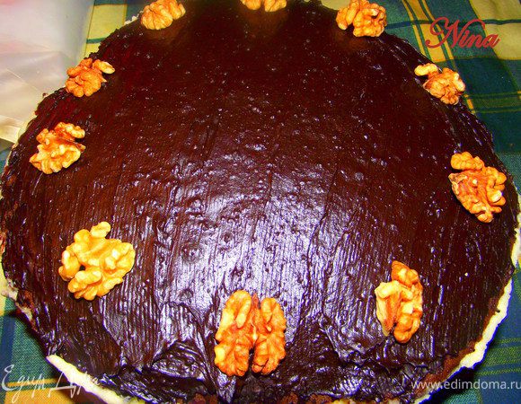Смазываем торт глазурью и украшаем орехами, убираем снова в холодильник или на балкон. Дать ему ещё постоять, чтобы хорошо застыть. Торт готов!
