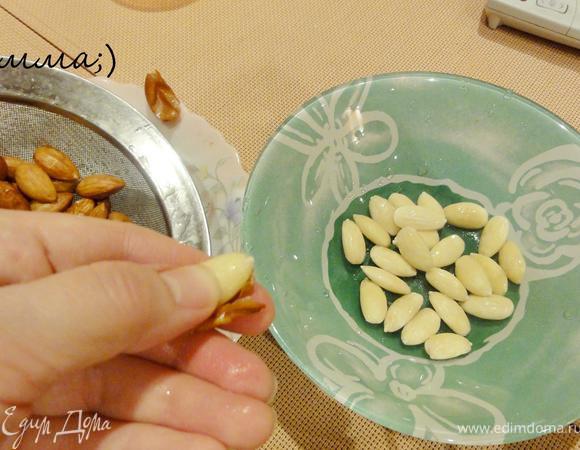 Затем слейте воду, дайте остыть и снимите шкурку с ореха. Это сделать совсем нетрудно с помощью нажатия на ядро.