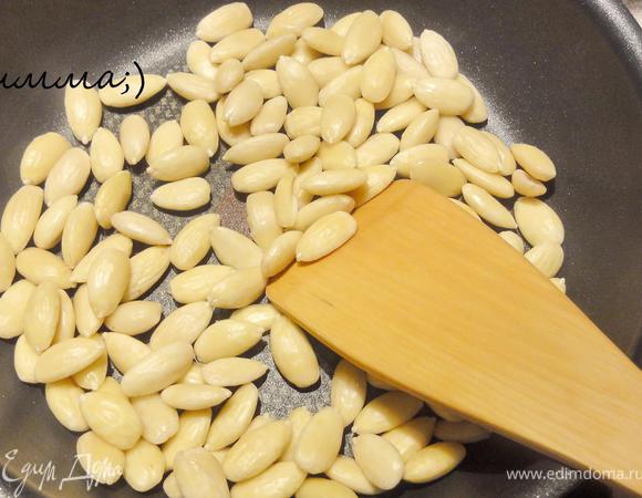 Ядра промойте и высушите на сковороде в течение двух минут, постоянно помешивая. Не допускайте поджаривания орехов!