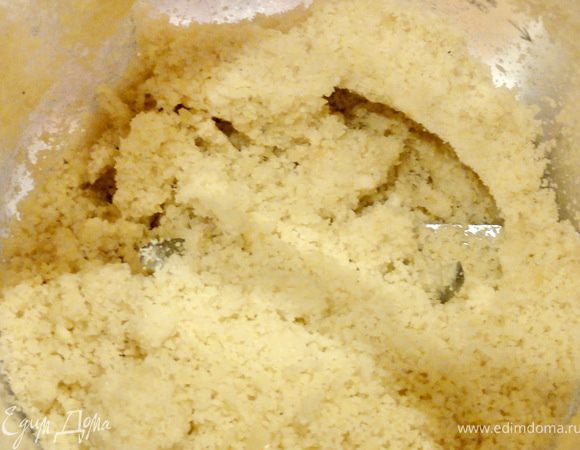 Орехи перемолите в блендере до состояния пюре (каши).