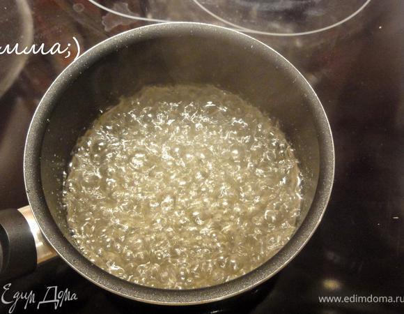 Сахар залейте водой и поставьте вариться сироп.