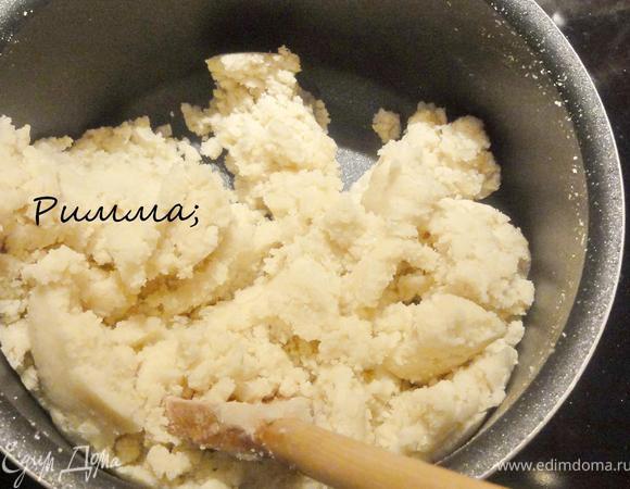 Уже через секунду смесь загустеет. Варите, помешивая, еще 2–3 минуты на слабом огне.