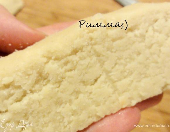 Если у вас марципан рассыпается, просто добавьте воды. Выложите массу на стол и раскатайте, придайте любую форму. Имейте в виду, что марципан нужно хранить завернутым в пищевую пленку.