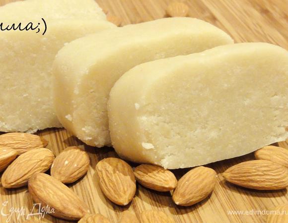 Может, идеальные фигурки из него не получится слепить, но конфеты, штрудель или штолен точно получатся.