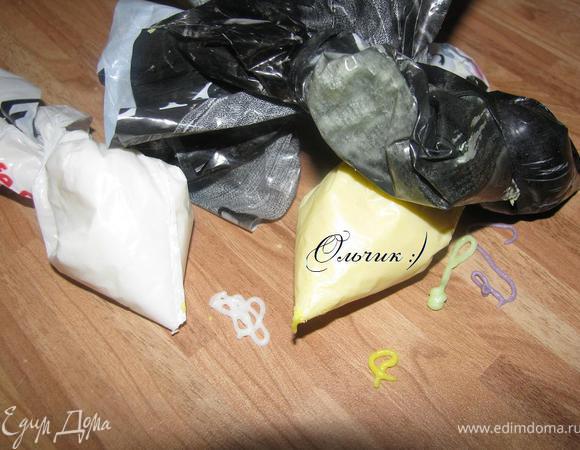 Готовим айсинг. Для этого 1 белок перепелиного яйца смешиваем с 0,5 ч. л. лимонного сока и постепенно добавляем сахарную пудру, хорошенько перемешиваем деревянной лопаточкой. Масса должна получиться достаточно густой. Добавляем краситель. Интенсивность цвета регулируйте по желанию. Таким образом я сделала 4 порции айсинга. Переложила массу по пакетикам, хорошенько закрутила, кончик отрезала - импровизированный кондитерский шприц готов. Приступим к украшению нашей мозаики.