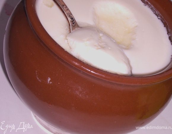 Нагрейте молоко до комфортной температуры,так чтобы не обжеться...кипятить не нужно!и не используйте алюминиевую посуду!в ней разрушаеться полностью витамин С и кипятить молоко в ней нельзя.