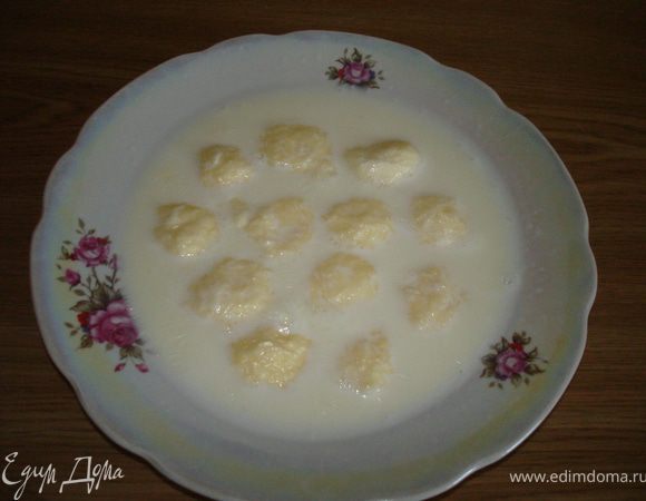 Молоко довести до кипения, добавить соль, 1 ст. л. сахара и шарики.
Шарики должны вариться 2-3минуты.