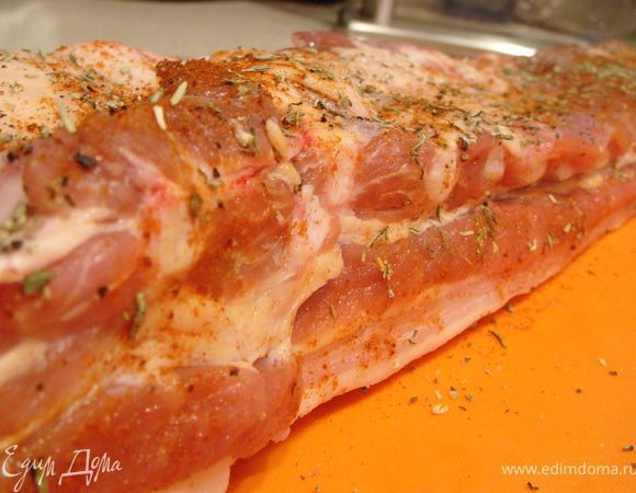 Посолить, поперчить, обсыпать специями и слегка помассировать.