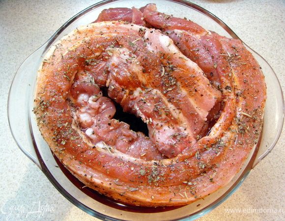 Залить вином и оставить мариноваться часа 3-4.