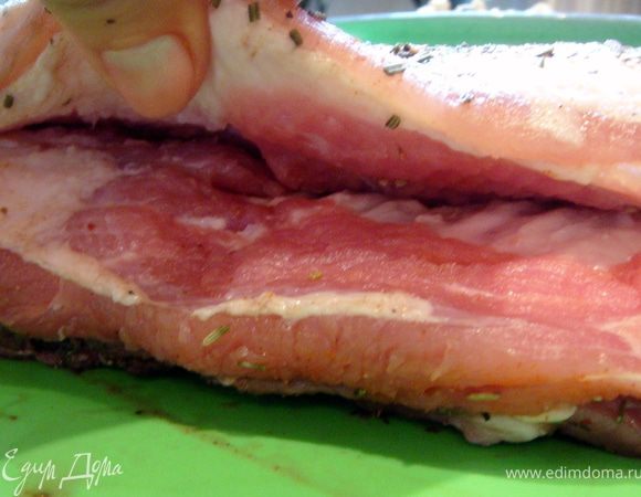 Достать из маринада и по прослойке мяса и жирка надрезать кармашек.