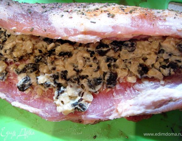 Нарезать небольшими кубиками чернослив и кешью. Заправить майонезом, перемешать и заполнить кармашек на ребрышках.