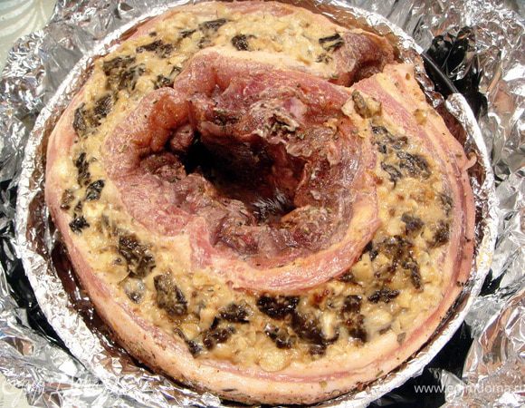 Завернуть рулетиком и уложить в форму.