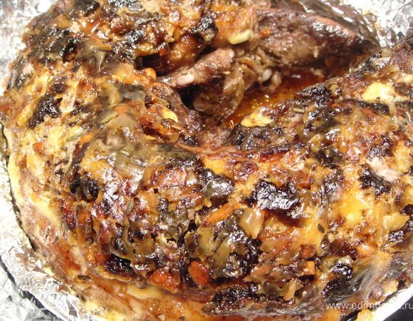 Поставить в разогретую до 180 градусов духовку и запекать 2 часа. Периодически поливать выделившимся соком и остатками маринада. Достать из духовки и дать постоять минут 10.