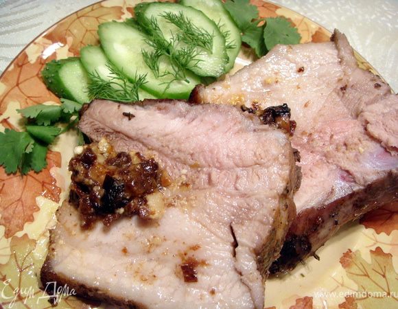 Нарезать по ребрышкам и подавать к столу. Я подавала без гарнира, т.к. начинка ребрышек получилась изумительно вкусной и не требующей никаких дополнений.