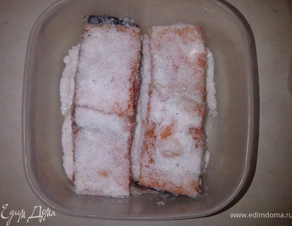 Рыбку промыть, обсушить бумажным полотенцем,удалить хребет. На дно посуды, в которой будете засаливать рыбу, насыпать слой соли примерно 1 см. Уложить на соль рыбу, засыпать солью сверху и по бокам.