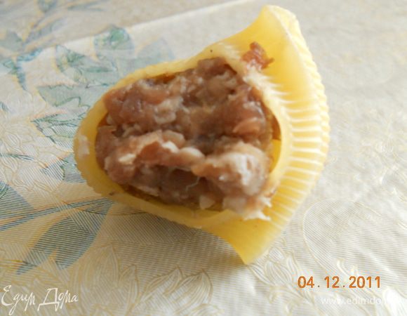 берем лумакони(сырые), и нафаршировываем их сырым  фаршем