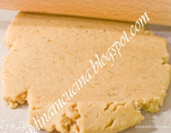 125 г орехов смолоть в муку.Смешать муку с разрыхлителем,сахаром,маслом,корицей,солью,молотыми орехами.
Затем добавить 1 яйцо+желток,цедру лимона.Сформировать шар из теста,завернуть в пищевую пленку и поставить в холодильник на 1 час.

