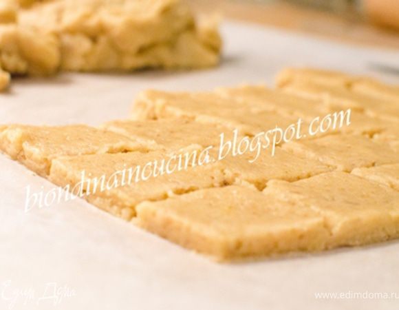 Разогреть духовку до 180C.Раскатать тесто высотой 4 мм.Разрезать на ромбы/квадраты размером 3х3 см.Смазать печенье яйцом,выпекать 15 мин.
