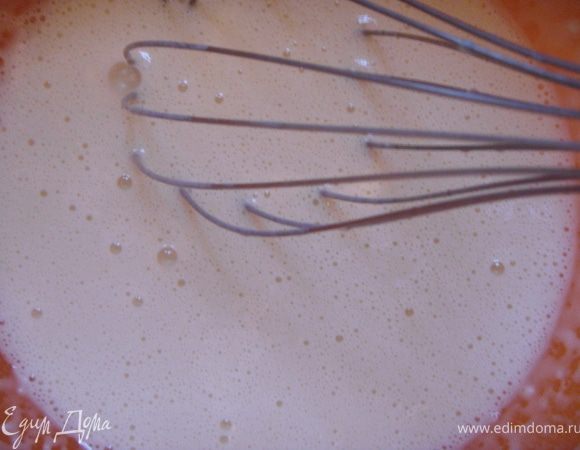 Яйцо с сахаром и ванильным сахаром взбить немного венчиком, добавить теплое молоко. Просеять муку с разрыхлителем и тщательно перемешать. Влить оливковое масло.