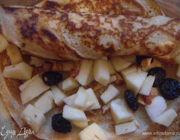 Выложить начинку на креп и скатать в рулет.