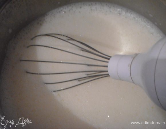 Нагреть молоко, но не кипятить. Желток взбить с сахаром и ванильным сахаром. Добавить крахмал, тонкой струйкой влить в желтки горячее молоко, продолжая взбивать. Перелить в кастрюльку и помешивая довести до загустения, но не кипятить.