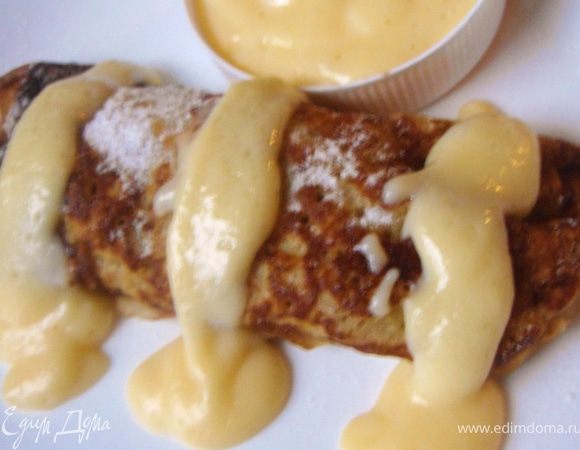 Подать креп с ванильным соусом, украсить по желанию шоколадным соусом. Приятного аппетита.