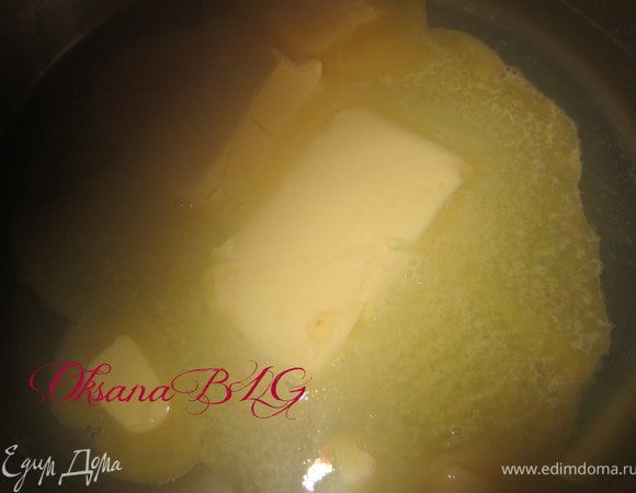 В воду добавить щепотку соли, масло, довести до кипения.