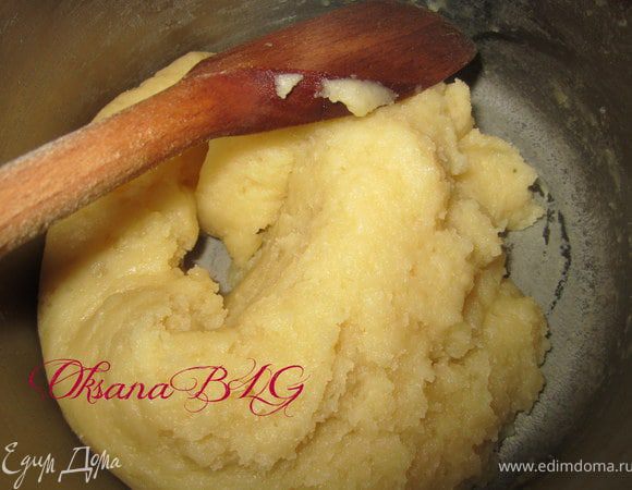 Добавить стакан муки. Постоянно помешивая заварить тесто. Когда тесто начнет отходить от стенок кастрюли, оно готово.