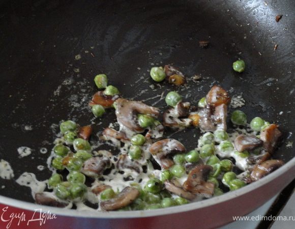 Пока макароны варятся, на сковороде разогреваем 1 ст.л оливкового масла и добавляем измельченный чеснок. Жарим до полу прозрачности,кладем грибы и горошек. Затем убавляем огонь, солим грибы и добавляем по щепотке орегано, базилика и майорана. Хорошо премешиваем и даем грибам немножко подрумяниться. После вливаем 2 ст.л сливок и томим минуты 3. Забираем с плиты и отставляем в сторону.   