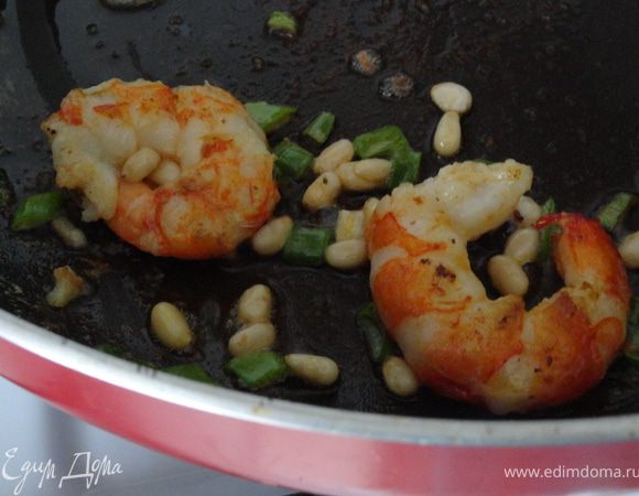 Преходим к креветкам. Для них тоже разогреваем на сковороде 1 ст.л оливкового масла, и жарим вместе с орешками до золотистой корочки. Затем, вливаем 2 ст.л сливок и оставляем креветки томится под крышкой до испарения сливок. 