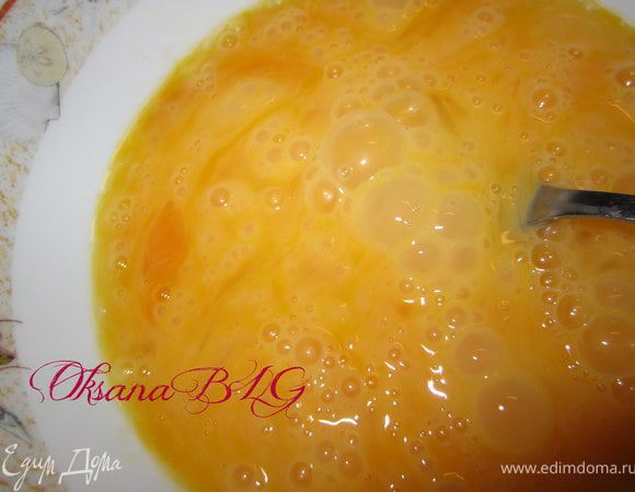 Яйца перемешать венчиком. Влить небольшими порциями в тесто, хорошо перемешивая ложкой или миксером(насадкой для теста)