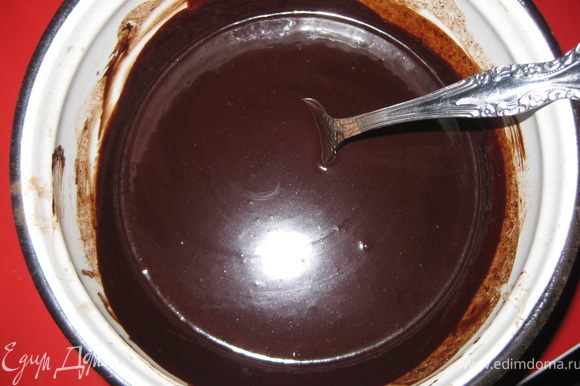 Шоколад поломать на кусочки, добавить к нему масло, 140 сахара, какао, 100 мл гарячей воды, все хорошо размешать и поставить на несколько минут на маленький огонь для полного растопления шоколада. Остудить.